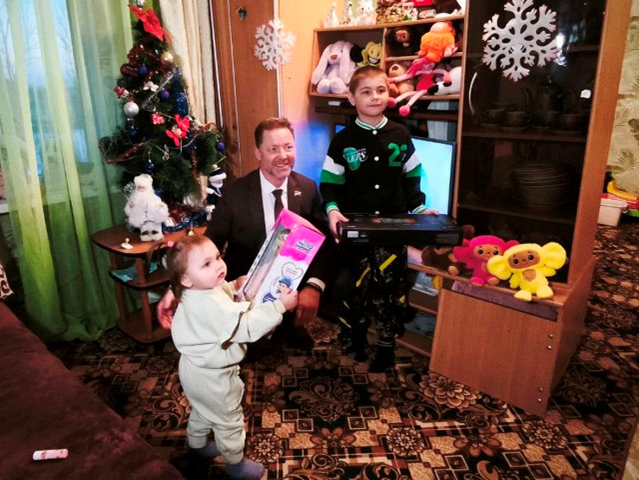 Антон Волошко исполнил новогодние мечты маленьких жителей Приморского края
