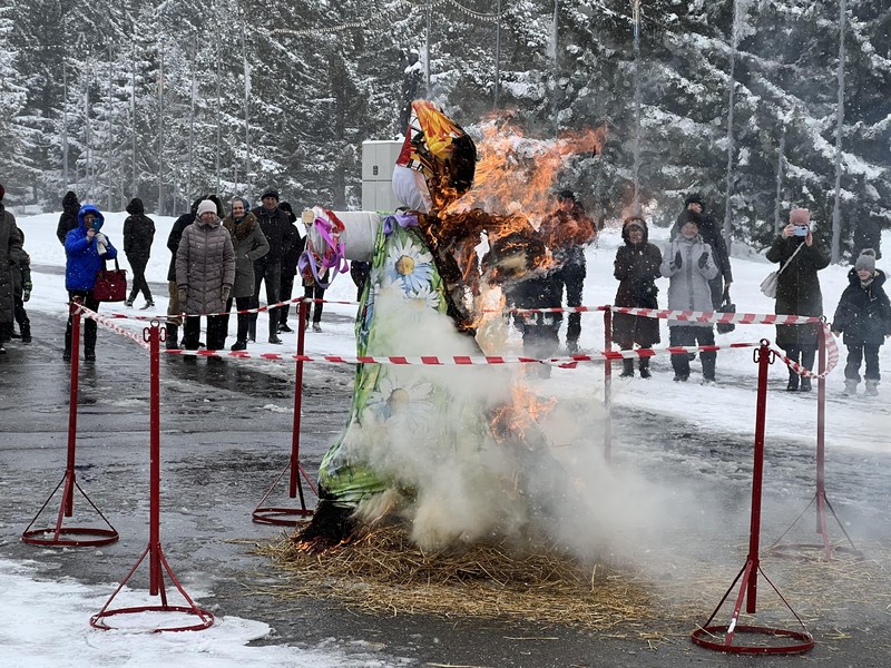 Народные гуляния Масленицы прошли на площади им. С.М.Кирова