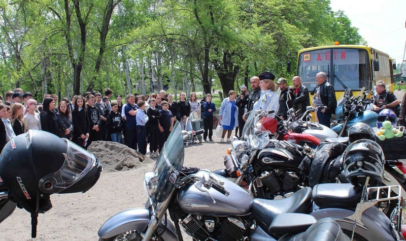 В посёлке Кировский и Лесозаводске сотрудники Госавтоинспекции совместно с байкерами провели для школьников интерактивные уроки безопасности